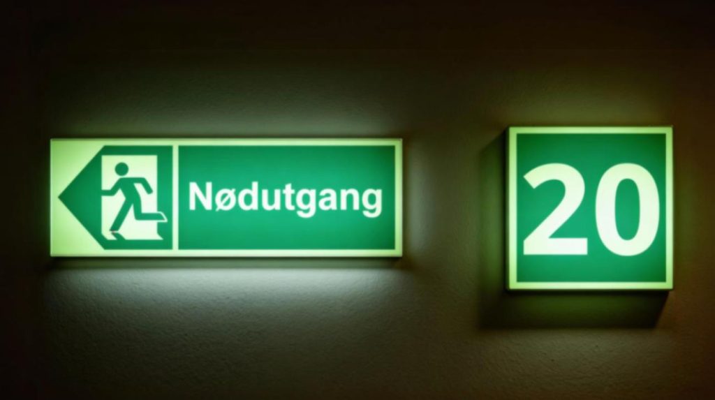 freepik to etterlysende grnne skilt p vegg i halvmrkt rom 51724