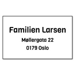 postkasse skilt av gravert plast med tekst som forteller navn og adresse