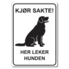kjør sakte her leker hunden