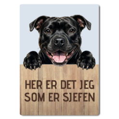 morsomt hundeskilt – sjefen – staffordshire bull terrier