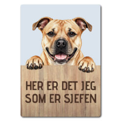 morsomt hundeskilt – sjefen – staffordshire bull terrier brun